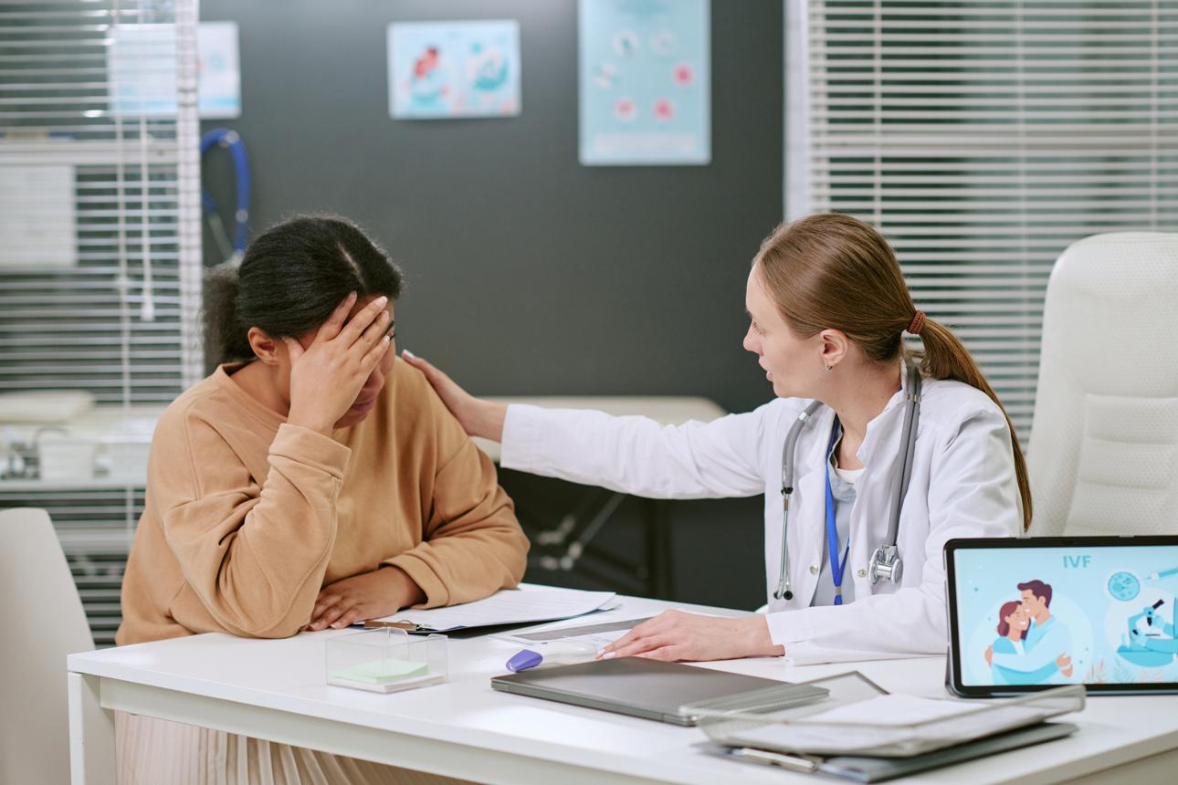 Donna in clinica fertilità